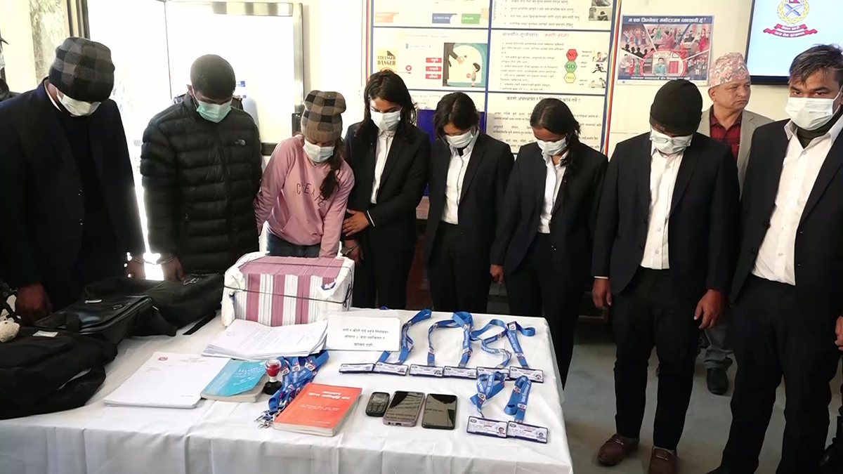 आन्तरिक राजस्वका कर्मचारीको परिचय दिँदै बसपार्क क्षेत्रमा रकम असुल्ने ८ जना पक्राउ